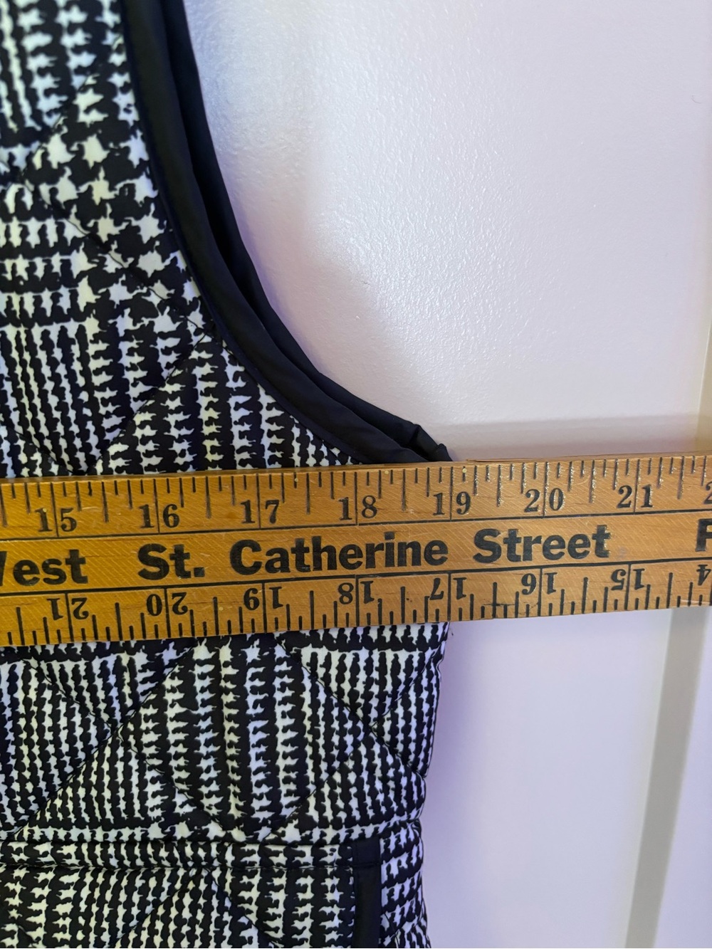Cambridge Dry Goods black and white Houndstooth plaid quilted puffer vest Medium - Picture 6 of 7